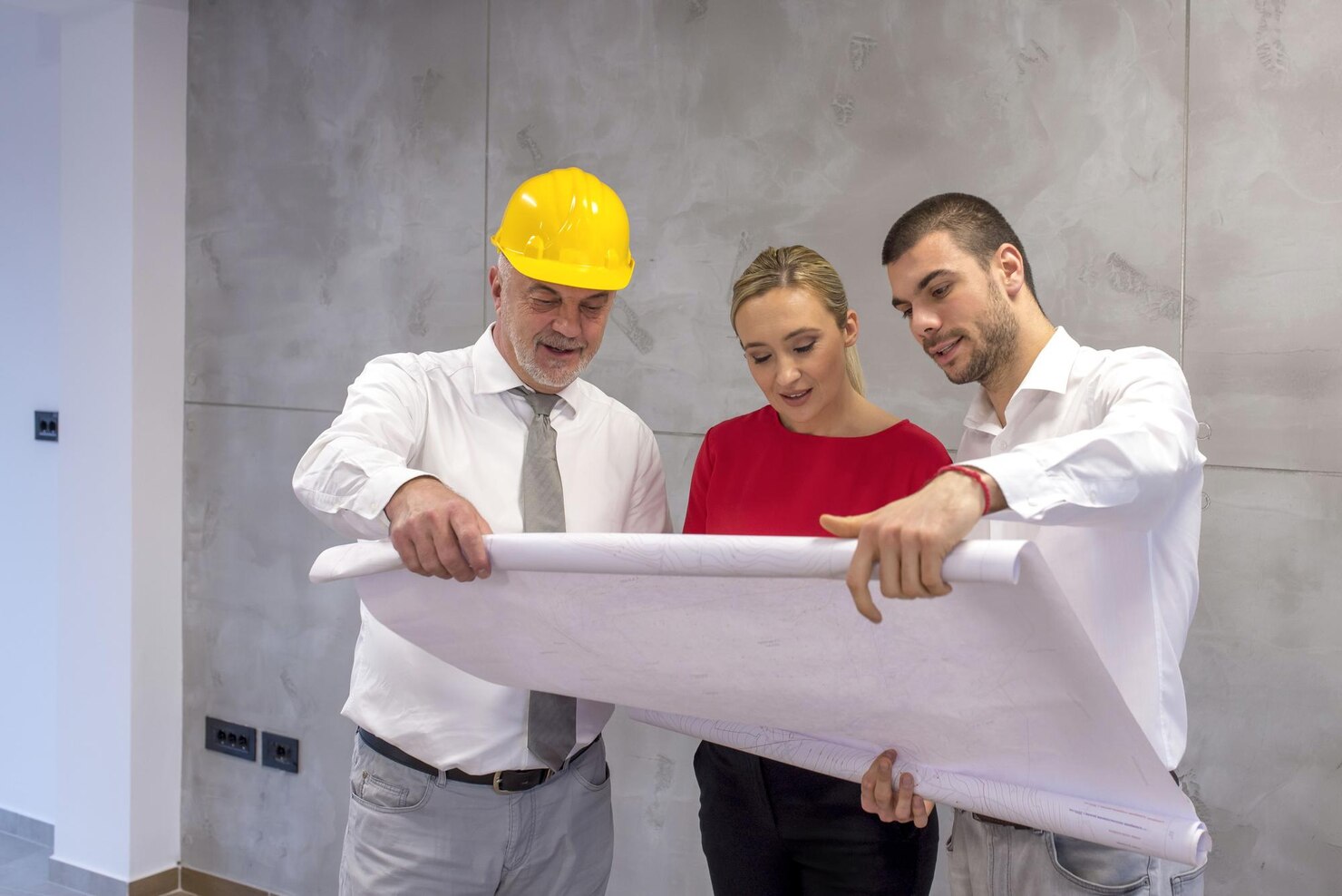 arquitecto mostrando plan nuevo apartamento pareja joven 181624 56963